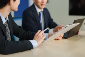 男性社員がタブレット端末を手に説明している様子